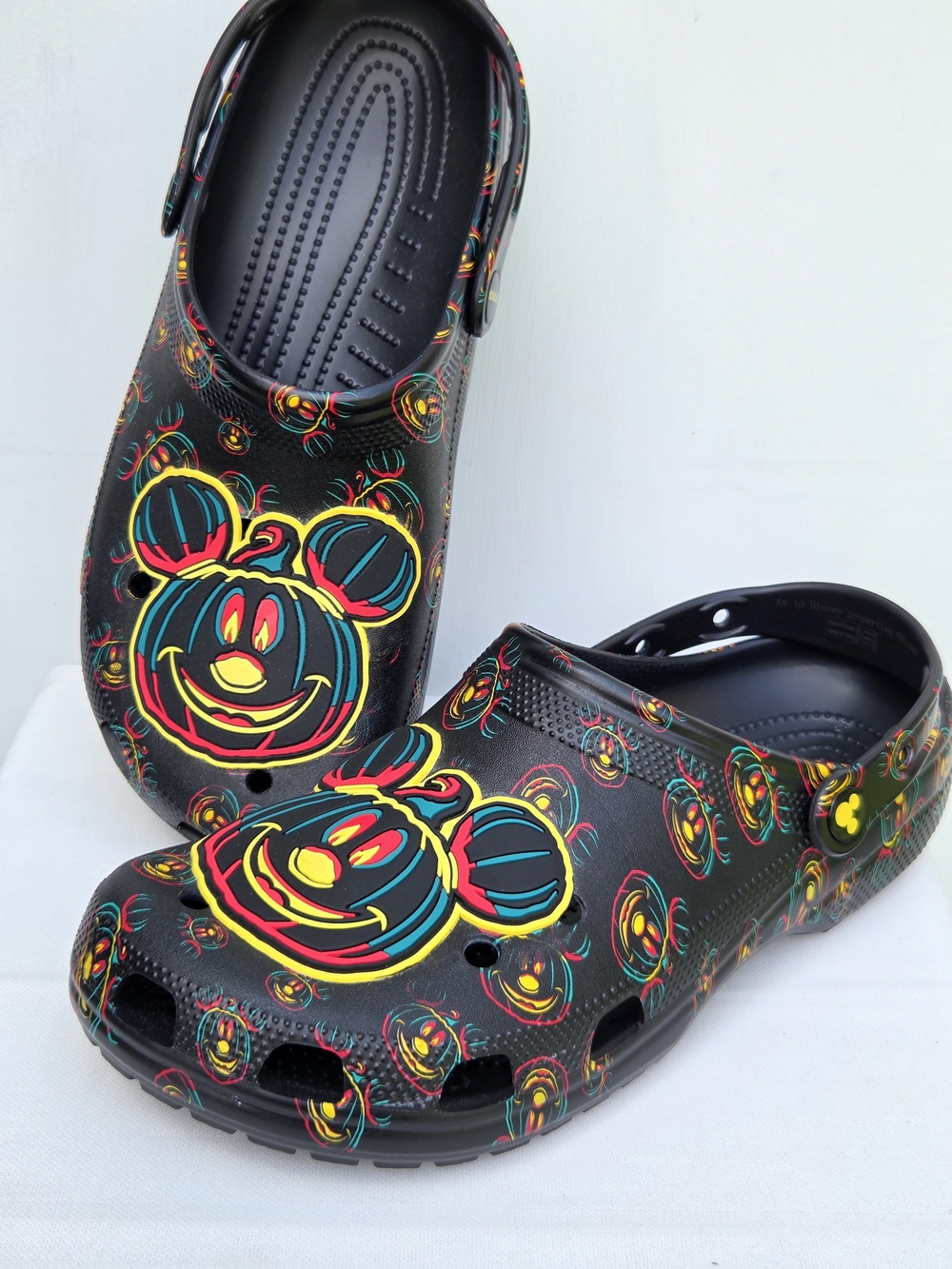 NWOT Disney Crocs Glow in the Dark Halloween Mickey Mouse Jack-o-Lantern Mens11